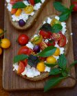 Emparedado con queso, tomate y albahaca - foto de stock