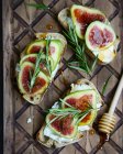 Sandwiches with fresh sliced fig — Stock Photo