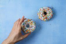 Female hand holding doughnut — Stock Photo
