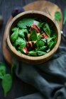 Зеленый салат с инжиром и соусом — стоковое фото