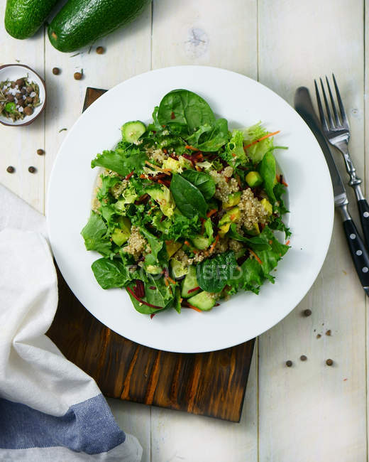 Salada com abacate, manjericão, cenoura e creme de nozes — Fotografia de Stock