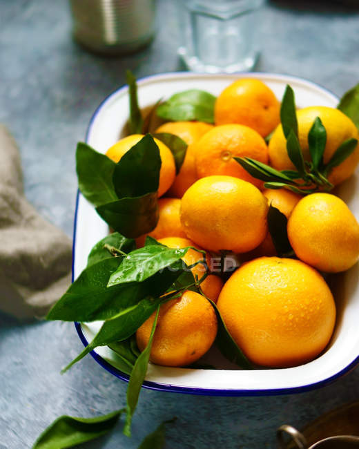 Fresh and clean oranges — Stock Photo