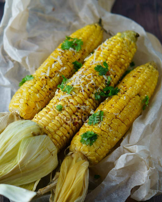 Три жареных кукурузы с петрушкой — стоковое фото