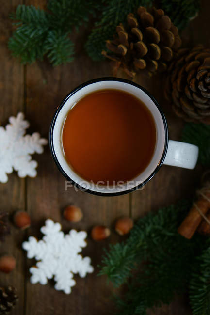 Taza de esmalte de té caliente - foto de stock