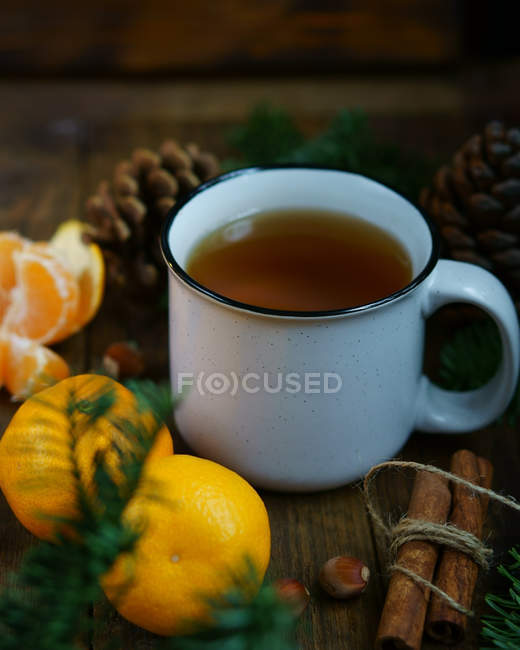 Чашка горячего чая из эмали — стоковое фото