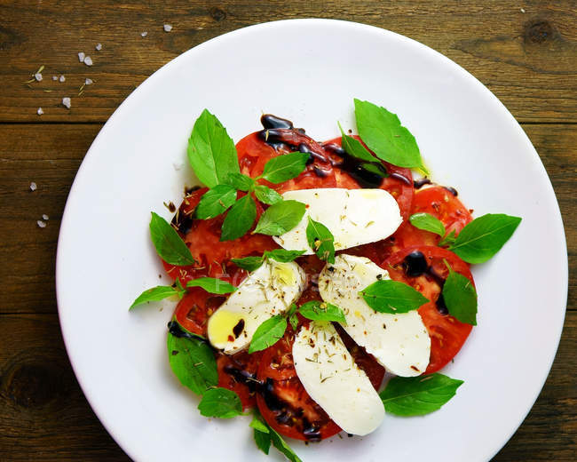 Salat mit Mozzarella, Tomaten und Basilikum — Stockfoto