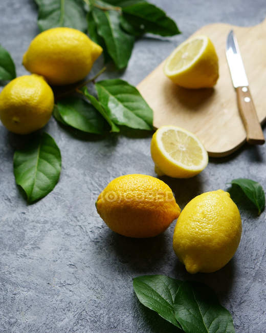 Цілі і нарізані лимони — стокове фото