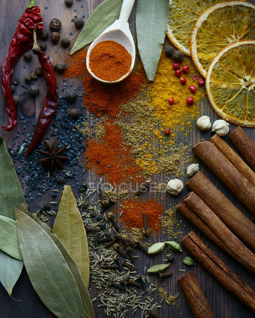 Ervas e especiarias diferentes na mesa — Fotografia de Stock