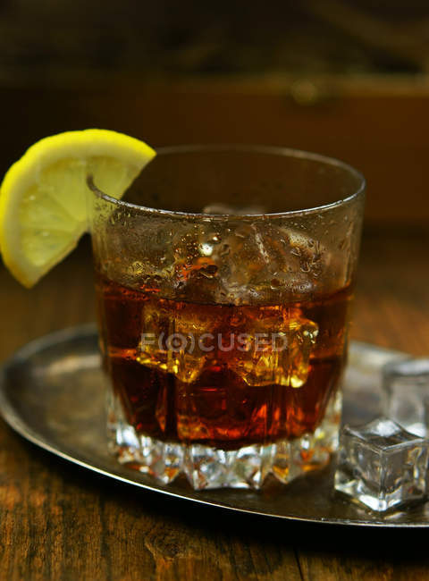 Bicchiere di whisky con ghiaccio e limone — Foto stock