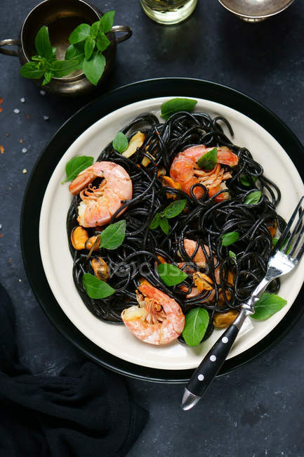 Pâtes spaghetti noires aux crevettes — Photo de stock