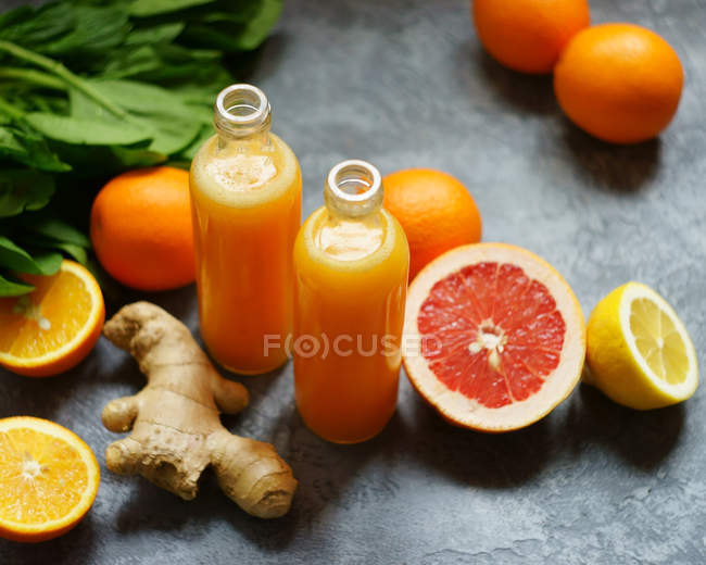 Дві пляшки свіжого апельсинового соку — стокове фото