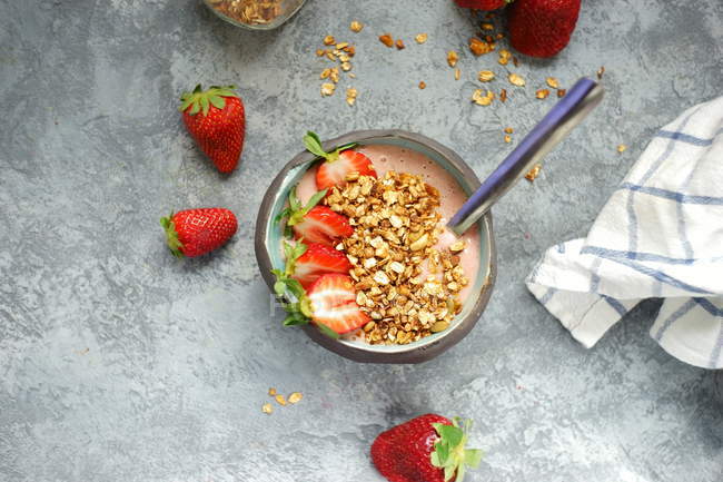 Bowl of muesli with strawberries, yogurt and oats — Stock Photo
