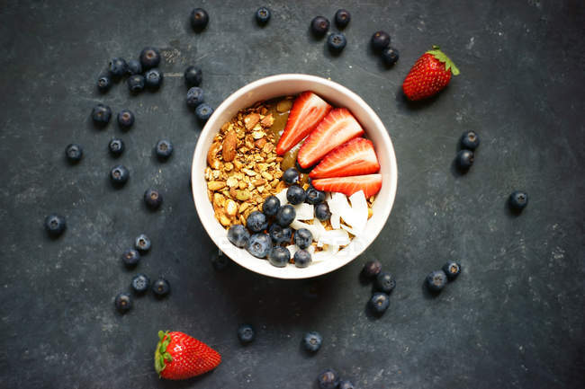 Bowl of muesli with strawberries and rolled oats — Stock Photo
