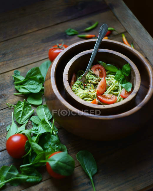 Espinafre macarrão espaguete com pesto e tomates — Fotografia de Stock