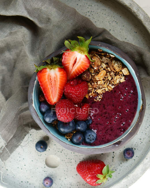 Bowl of muesli with yogurt, blueberries and oats — Stock Photo