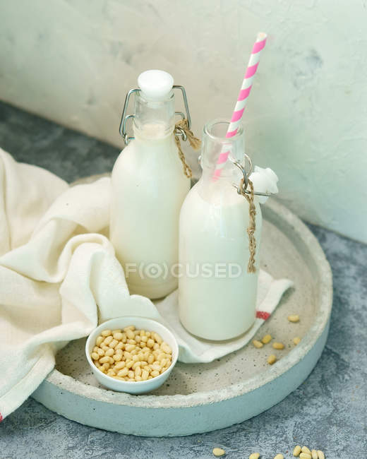 Due bottiglie di latte di arachidi — Foto stock