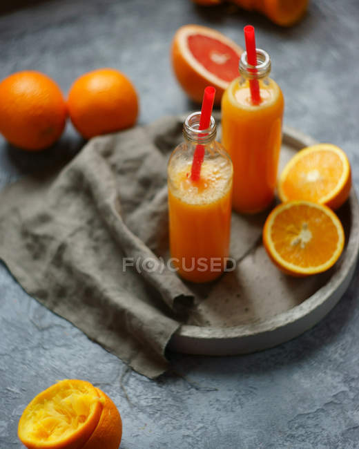 Due bottiglie di succo d'arancia fresco — Foto stock