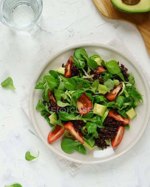 Miscela di insalate con avocado, pomodoro e spinaci — Foto stock