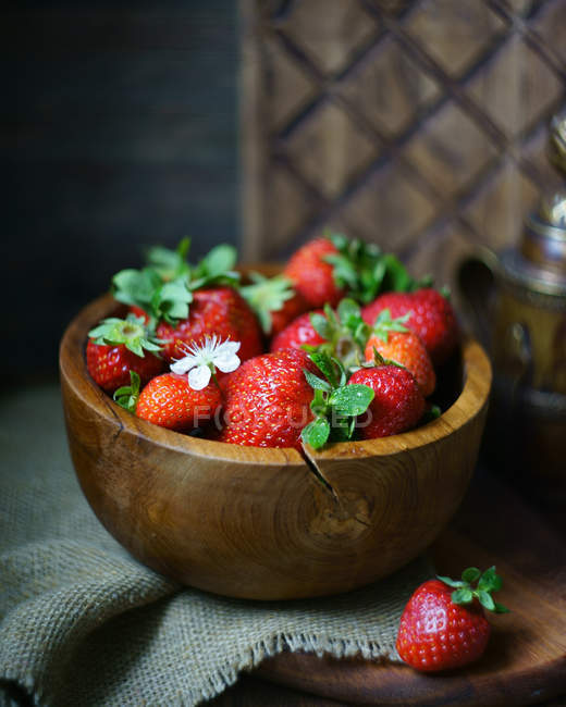 Wooden bowl with fresh strawberries — Stock Photo