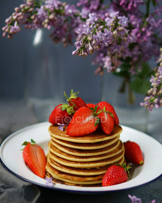 Stapel Pfannkuchen mit Erdbeeren — Stockfoto