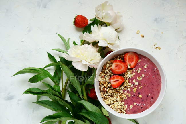 Bowl of muesli with yogurt and rolled oats — Stock Photo