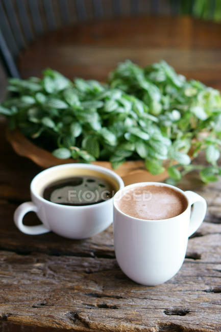 Xícaras de café com americano e cappuccino — Fotografia de Stock