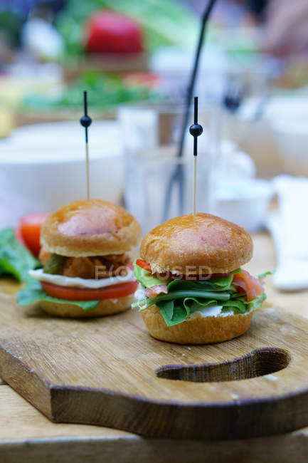 Hamburger con pomodori, lattuga e formaggio feta — Foto stock