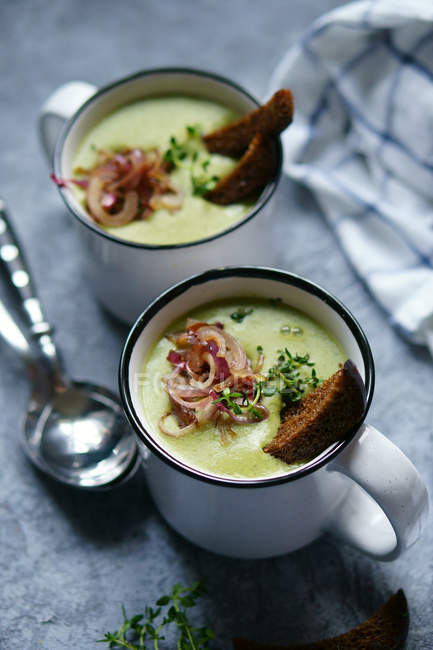 Garlic and spinach cream soup — Stock Photo
