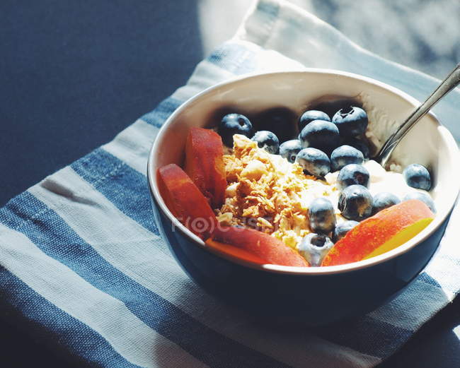 Bowl of muesli with rolled oats and blueberries — Stock Photo