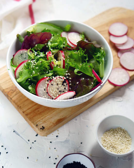 Салат из редиса и салата с кунжутом — стоковое фото