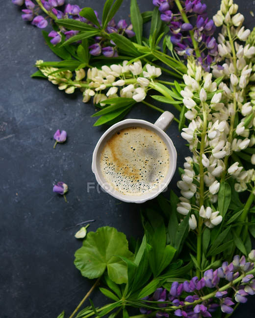 Tasse Amerikanischer Kaffee auf grauer Oberfläche — Stockfoto