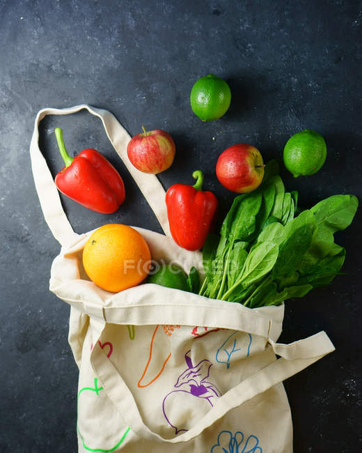 Saco com frutas e legumes na superfície — Fotografia de Stock