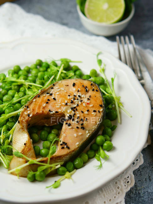 Bife de salmão assado com sementes de gergelim — Fotografia de Stock