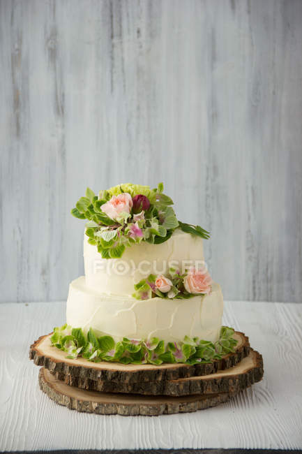 Gâteau de mariage avec glaçure blanche — Photo de stock