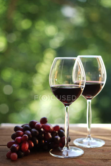 Zwei Gläser Rotwein und Trauben — Stockfoto