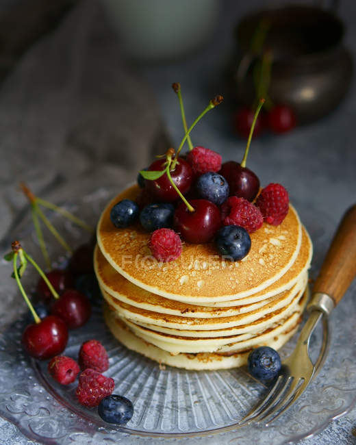 Stack of pancakes with fresh berries — Stock Photo