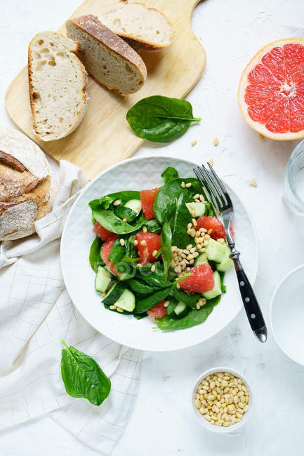 Salat mit Gurken, Grapefruit, Spinat und Pinienkernen — Stockfoto