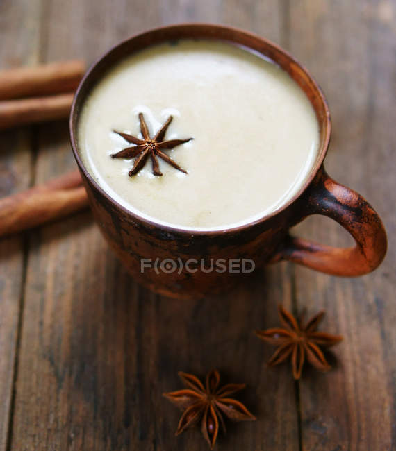 Tasse de lait de poule avec anis étoilé — Photo de stock