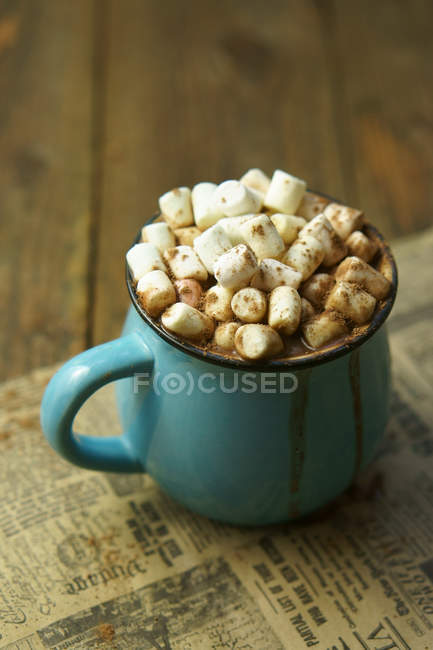 Blue cup of cocoa with small marshmallows — Stock Photo