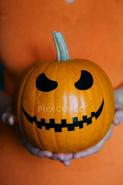 Calabaza de halloween con cara de miedo - foto de stock