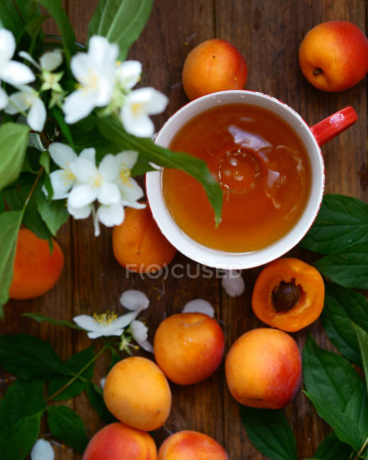Fruchtdrink mit Aprikosen — Stockfoto