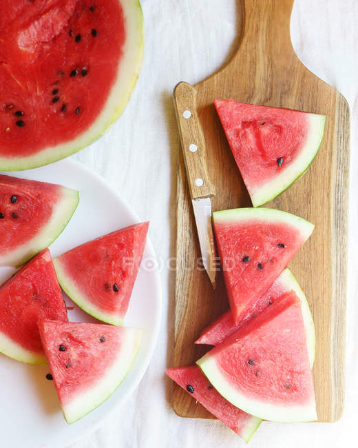 Fatias de melancia à mesa — Fotografia de Stock