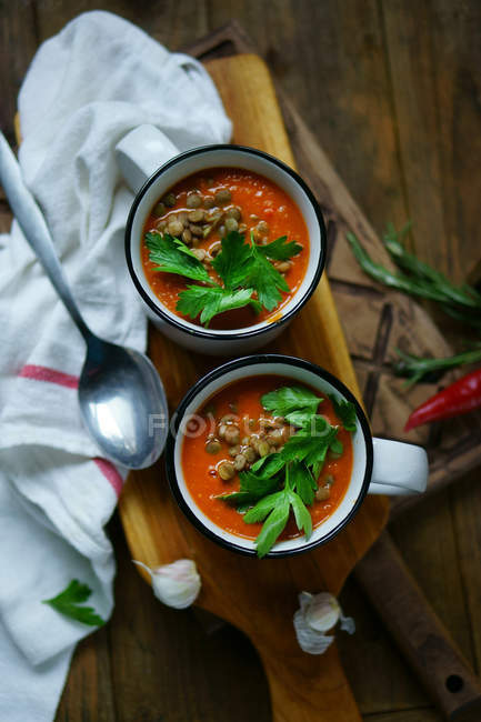 Tazas de sopa con perejil - foto de stock