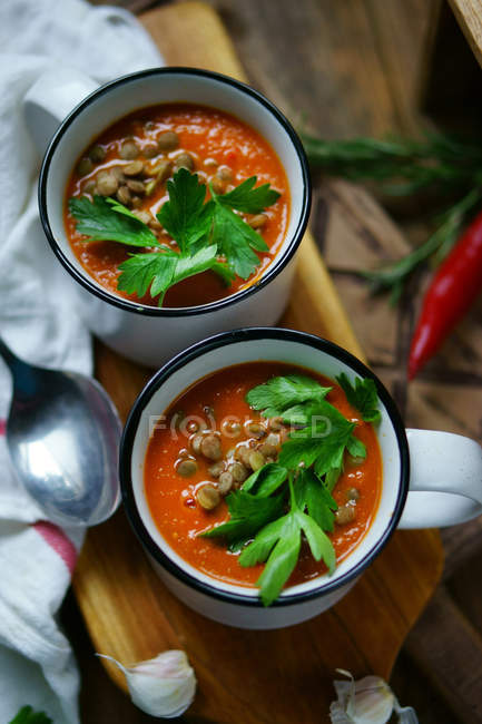 Tazas de sopa con perejil - foto de stock