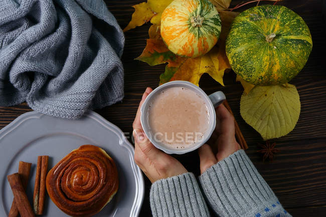 Frauenhände mit Tasse Kaffee — Stockfoto