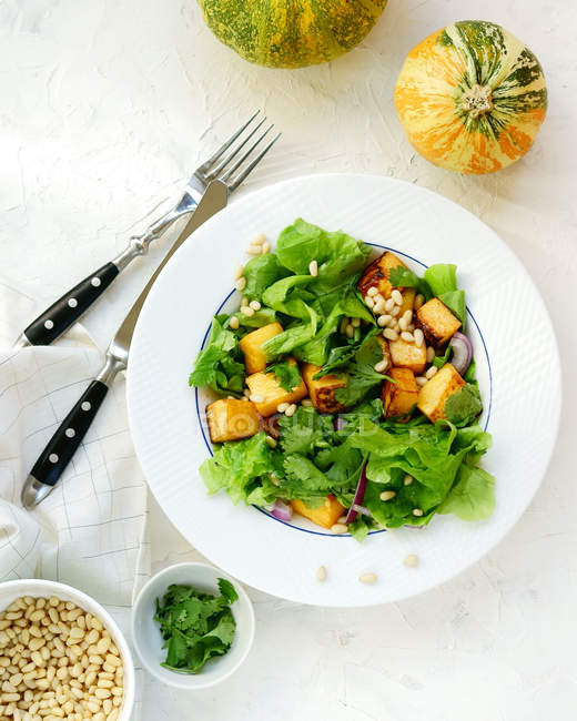 Grüner Salat mit Kürbissen und Nüssen — Stockfoto
