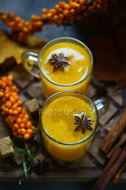 Bebidas de frutas de espino amarillo con estrellas de anís - foto de stock