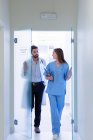 Médicos caminhando no corredor hospitalar — Fotografia de Stock