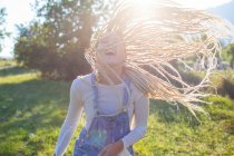 Frau mit langen geflochtenen Haaren im Feld — Stockfoto