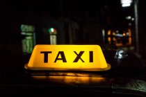 Señalización de taxi iluminada - foto de stock